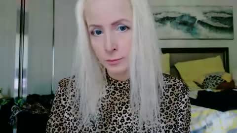 Snapshot of vivians_roses chatting on July 15, 1:38 pm Vivians Roses online show from July 15, 1:38 pm