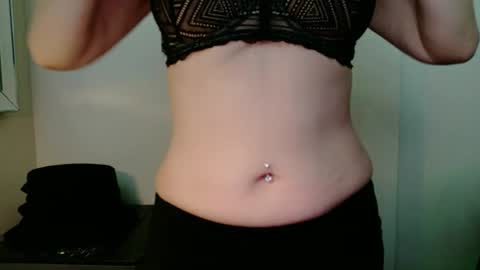 Snapshot of vivians_roses chatting on July 24, 8:18 pm Vivians Roses online show from July 24, 8:18 pm