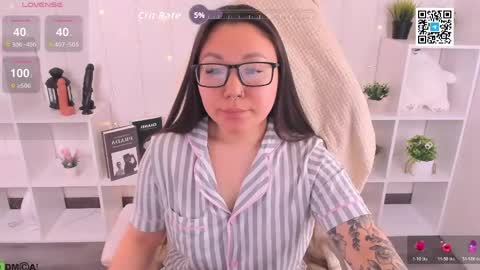 Snapshot of vivien_montclair chatting on April 28, 2:27 am Vivien online show from April 28, 2:27 am