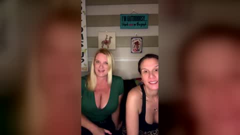 Snapshot of vivienesky chatting on May 10, 1:11 am vivienesky online show from May 10, 1:11 am