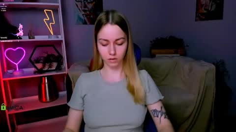 Snapshot of vivienne_sweet chatting on March 3, 11:24 pm Vivi online show from March 3, 11:24 pm