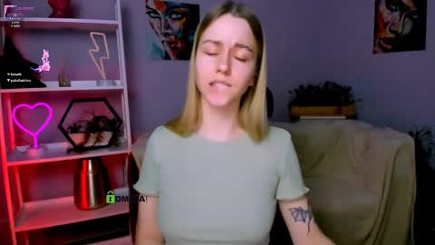 Snapshot of vivienne_sweet chatting on March 4, 2:27 am Vivi online show from March 4, 2:27 am