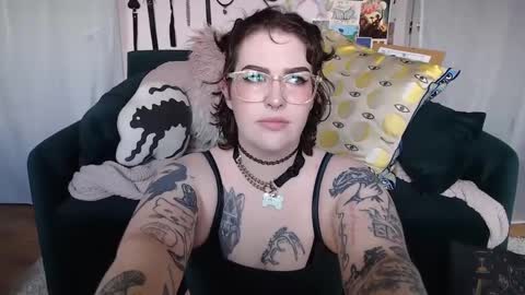 Snapshot of vixinvvitch chatting on October 1, 4:02 pm VIXIN online show from October 1, 4:02 pm