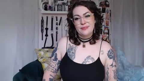 Snapshot of vixinvvitch chatting on May 1, 4:33 pm VIXIN online show from May 1, 4:33 pm