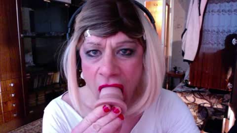 Snapshot of vladiskin chatting on February 3, 6:22 am Violetta Elysia online show from February 3, 6:22 am