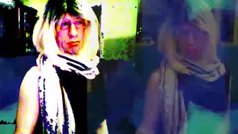 Snapshot of vladiskin chatting on February 8, 3:59 pm Violetta Elysia online show from February 8, 3:59 pm