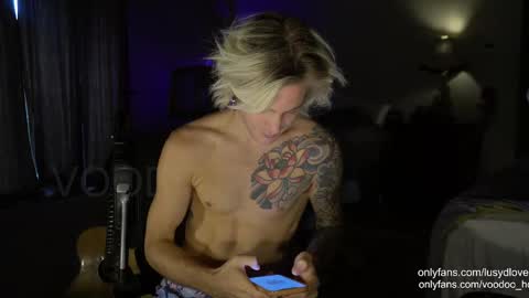 Snapshot of voodoo_hd chatting on September 26, 10:47 pm Voodoo and Lucy online show from September 26, 10:47 pm