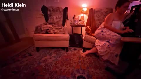 Snapshot of wakehimup chatting on December 19, 9:05 am wakehimup online show from December 19, 9:05 am