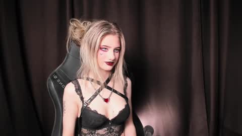 waterfallwoods online show from December 15, 8:08 am