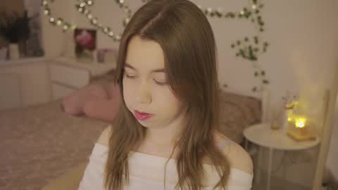 Snapshot of watermelon_sugar_ chatting on March 6, 4:14 pm Tess Pls support me with Can we reach 155 my favorite number online show from March 6, 4:14 pm