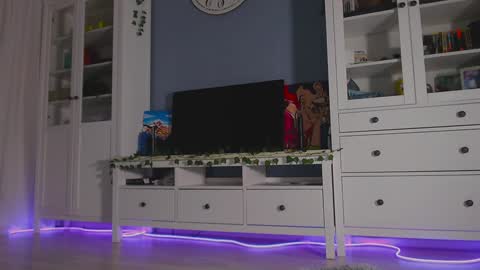 Snapshot of weed_princesss chatting on December 2, 1:13 pm moon online show from December 2, 1:13 pm