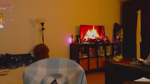 Snapshot of weed_princesss chatting on October 31, 9:05 pm moon online show from October 31, 9:05 pm