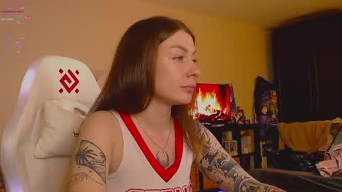 Snapshot of weed_princesss chatting on November 8, 3:56 pm moon online show from November 8, 3:56 pm