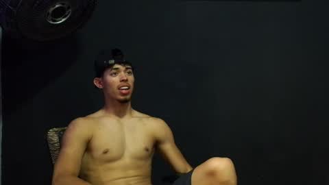 Snapshot of wesley_77 chatting on April 17, 10:35 pm wesley_77 online show from April 17, 10:35 pm