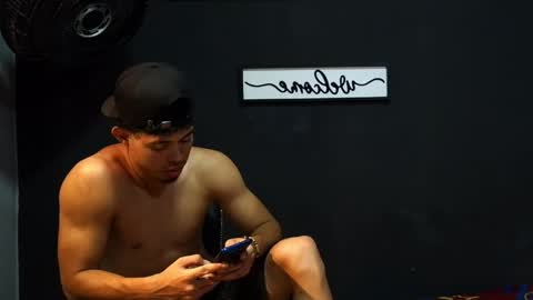 Snapshot of wesley_77 chatting on April 28, 4:28 am wesley_77 online show from April 28, 4:28 am