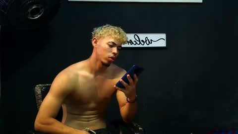 Snapshot of wesley_77 chatting on May 23, 10:36 pm wesley_77 online show from May 23, 10:36 pm