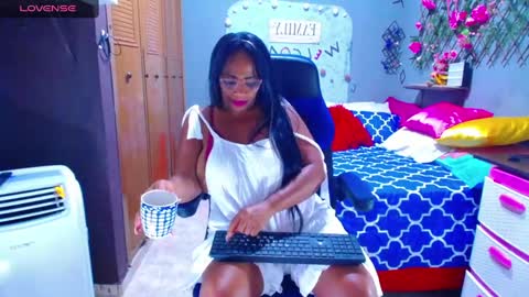 Snapshot of wethotass chatting on December 7, 5:59 am gina online show from December 7, 5:59 am