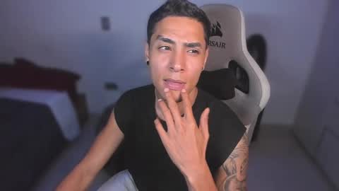 Snapshot of wexx_ chatting on February 22, 4:13 am wex online show from February 22, 4:13 am