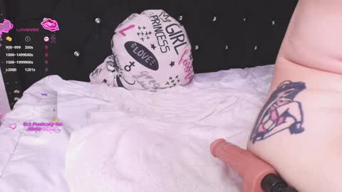 Laura online show from March 30, 9:16 pm