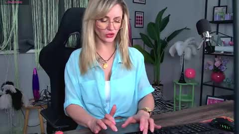 whitneypunnch online show from May 13, 11:40 am