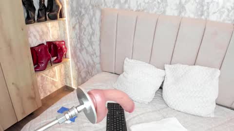 whitneyyfox online show from September 22, 11:07 pm