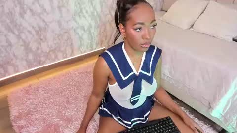 whitneyyfox online show from June 25, 7:35 am