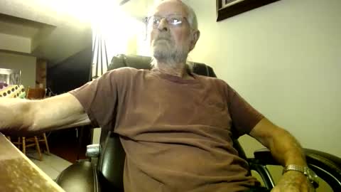 Snapshot of whofcares2 chatting on October 18, 1:30 am whofcares2 online show from October 18, 1:30 am