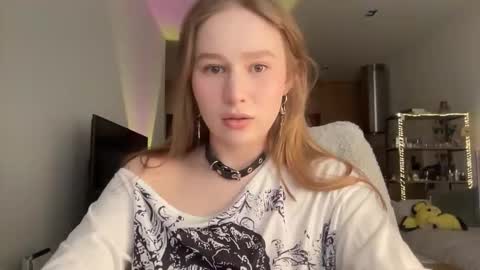 Snapshot of whoisalisa chatting on February 4, 8:09 am Alisa online show from February 4, 8:09 am