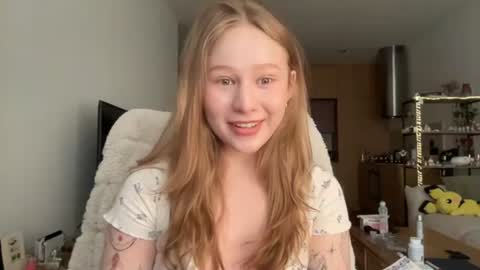 Snapshot of whoisalisa chatting on July 2, 7:25 am Alisa online show from July 2, 7:25 am