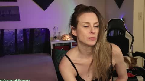 Snapshot of widthofapeach chatting on January 17, 4:50 am Gretchen Jimmy online show from January 17, 4:50 am