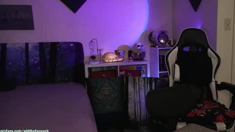 Snapshot of widthofapeach chatting on February 17, 1:46 am Gretchen Jimmy online show from February 17, 1:46 am