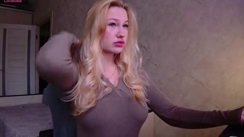 Snapshot of wild_b_e_r_r_y chatting on January 6, 12:35 pm Amber online show from January 6, 12:35 pm