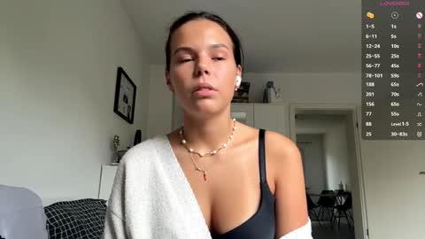 Mia online show from October 16, 7:09 am