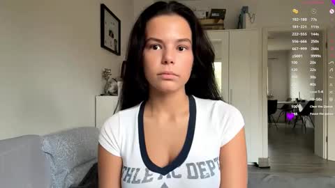 Mia online show from November 19, 8:03 am