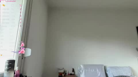 Mia online show from March 1, 3:14 pm