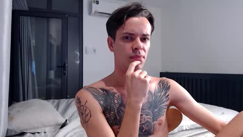 Snapshot of william_henry_a chatting on October 16, 12:44 am William online show from October 16, 12:44 am