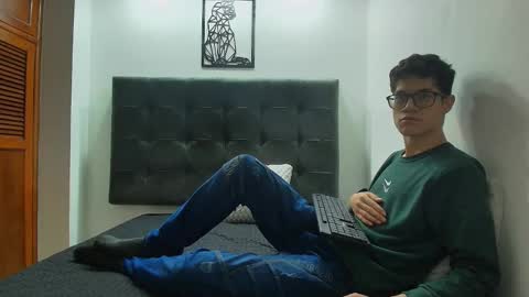 Snapshot of wolfan_sky chatting on February 3, 11:20 am W O L F online show from February 3, 11:20 am