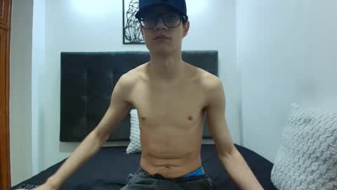 Snapshot of wolfan_sky chatting on February 25, 11:19 am W O L F online show from February 25, 11:19 am