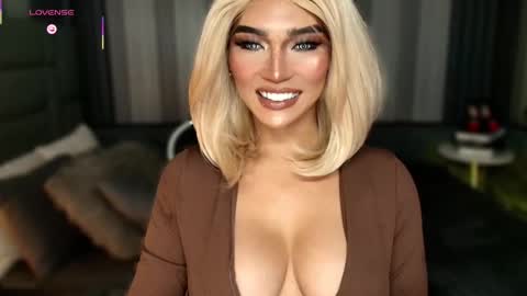 Julia online show from November 30, 1:31 am