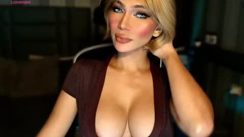 Snapshot of womanofyourdesire_ts chatting on January 19, 3:43 am Julia online show from January 19, 3:43 am