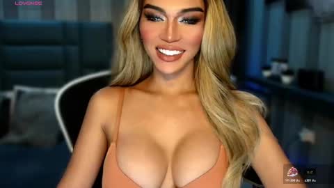 Snapshot of womanofyourdesire_ts chatting on February 2, 1:04 am Julia online show from February 2, 1:04 am