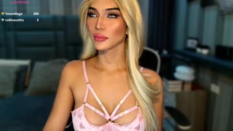 Snapshot of womanofyourdesire_ts chatting on February 3, 2:53 am Julia online show from February 3, 2:53 am