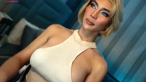 Snapshot of womanofyourdesire_ts chatting on February 8, 2:48 am Julia online show from February 8, 2:48 am