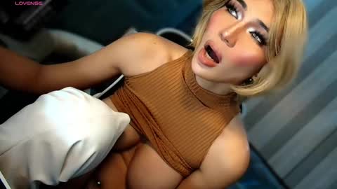 Snapshot of womanofyourdesire_ts chatting on February 25, 4:22 am Julia online show from February 25, 4:22 am