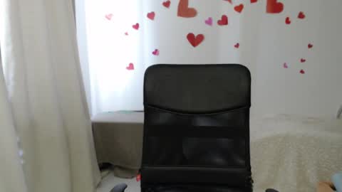 Snapshot of wonderr_woman chatting on May 9, 10:42 am wonderr_woman online show from May 9, 10:42 am