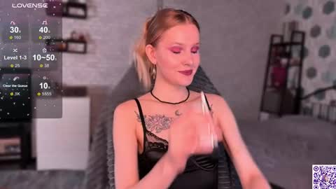 Snapshot of worldofllove chatting on October 31, 9:32 am Arnika and Simon online show from October 31, 9:32 am