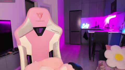 Emi online show from October 30, 4:08 pm