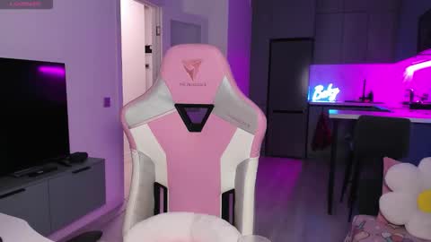 Emi online show from December 20, 4:03 pm