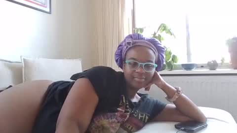 Snapshot of writergirl69 chatting on April 12, 8:30 am writergirl69 online show from April 12, 8:30 am