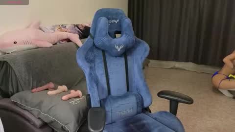 Neo and Abby online show from December 20, 6:15 pm